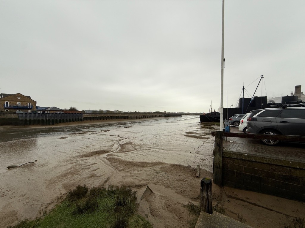 Lot: 18 - MIXED USE PREMISES WITH POTENTIAL ON QUAYSIDE - View along the river down stream from the car parking area